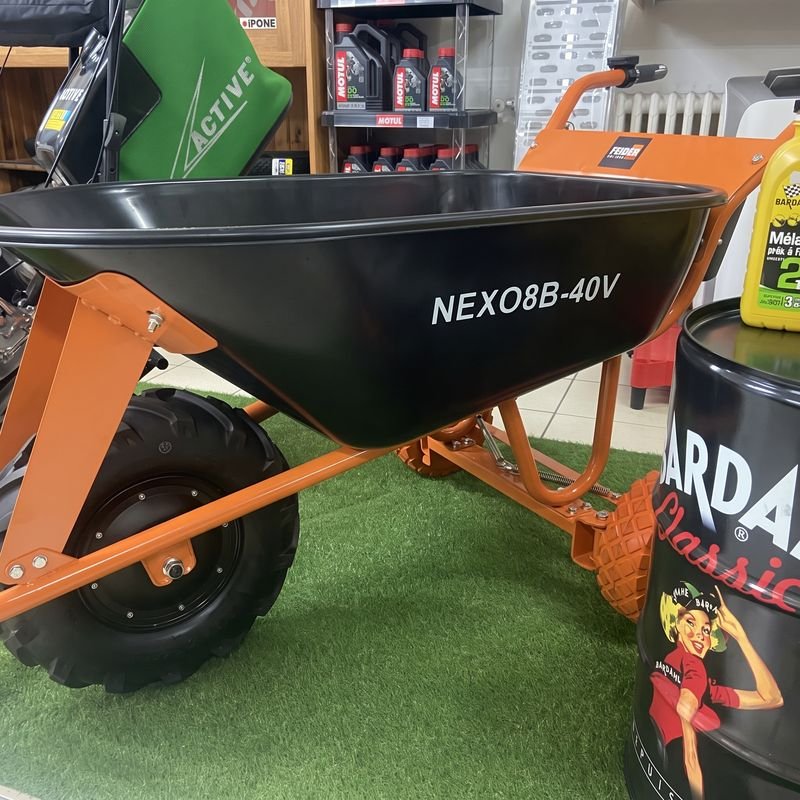 Brouette électrique 40 V au châssis orange, exposée en magasin